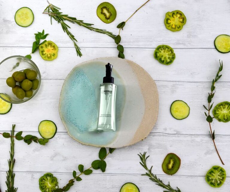 Serum naturel entoure d herbes routine skincare