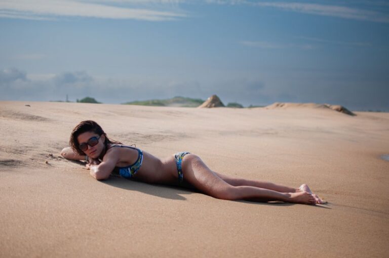 Exposition au soleil, bronzage naturel sur la plage