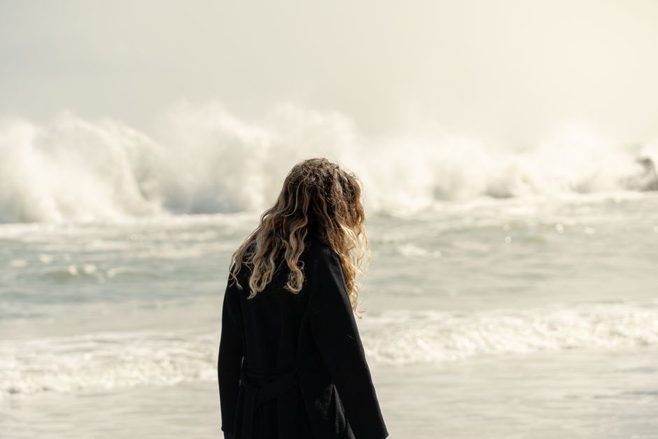 Femme aux cheveux wavy ondules naturels