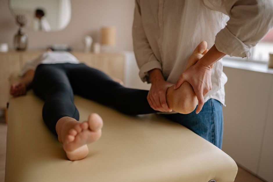 Automassage d'un point d'acupression sous le pied