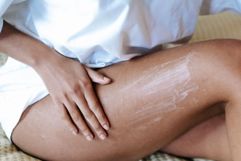 Application autobronzant sur la peau