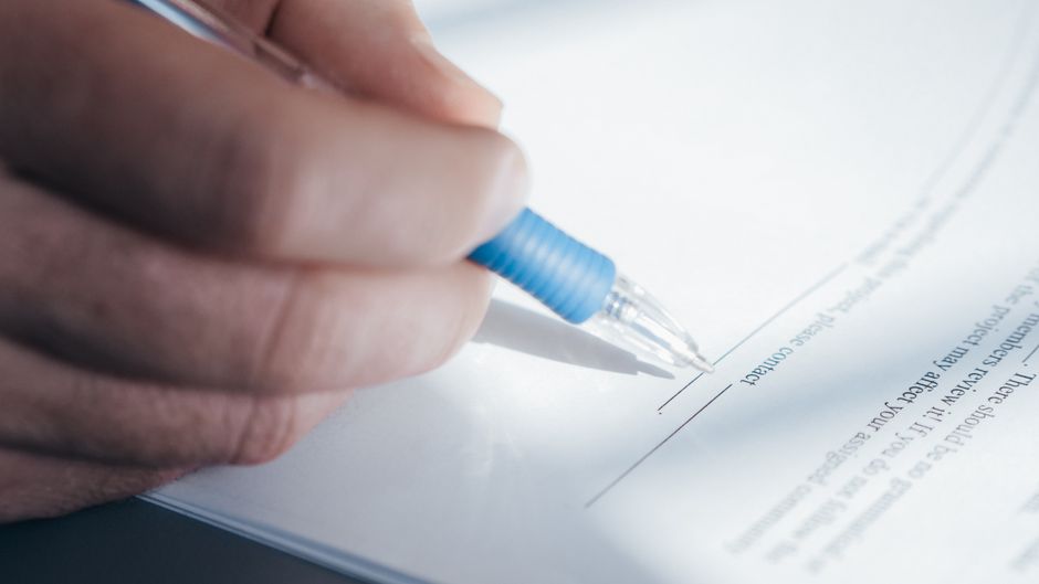 Signature d'un document de déclaration de créance