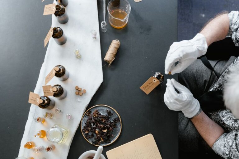 Atelier de création de parfum maison avec flacons et ingrédients