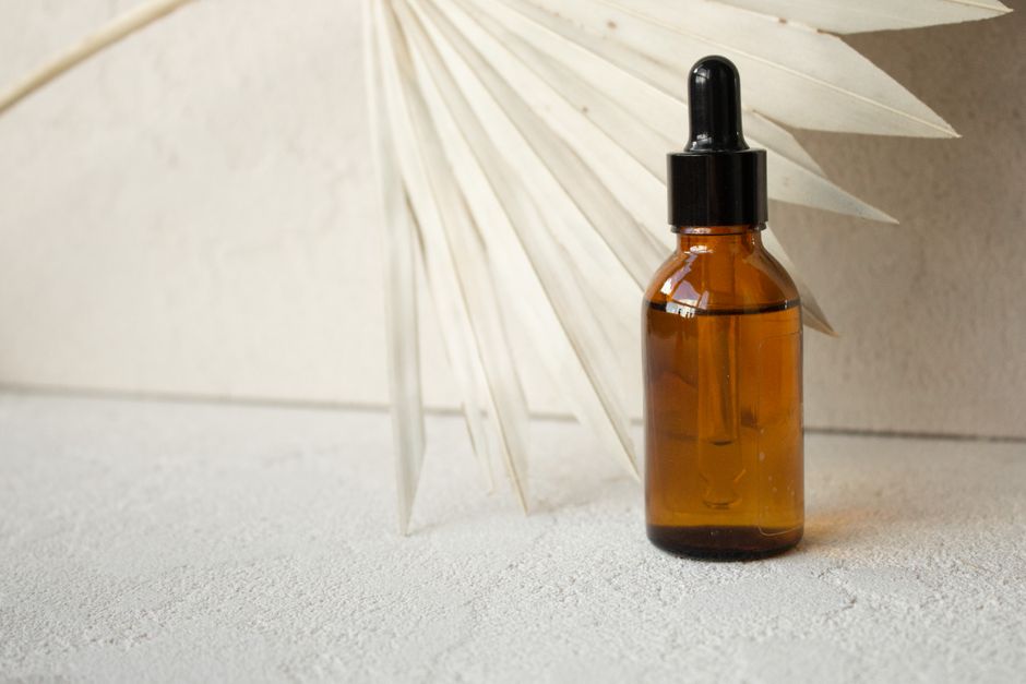 Flacon en verre ambré pour conserver un parfum maison