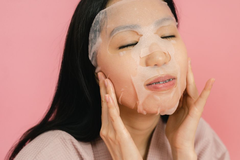 Application masque tissu hydratant routine skincare