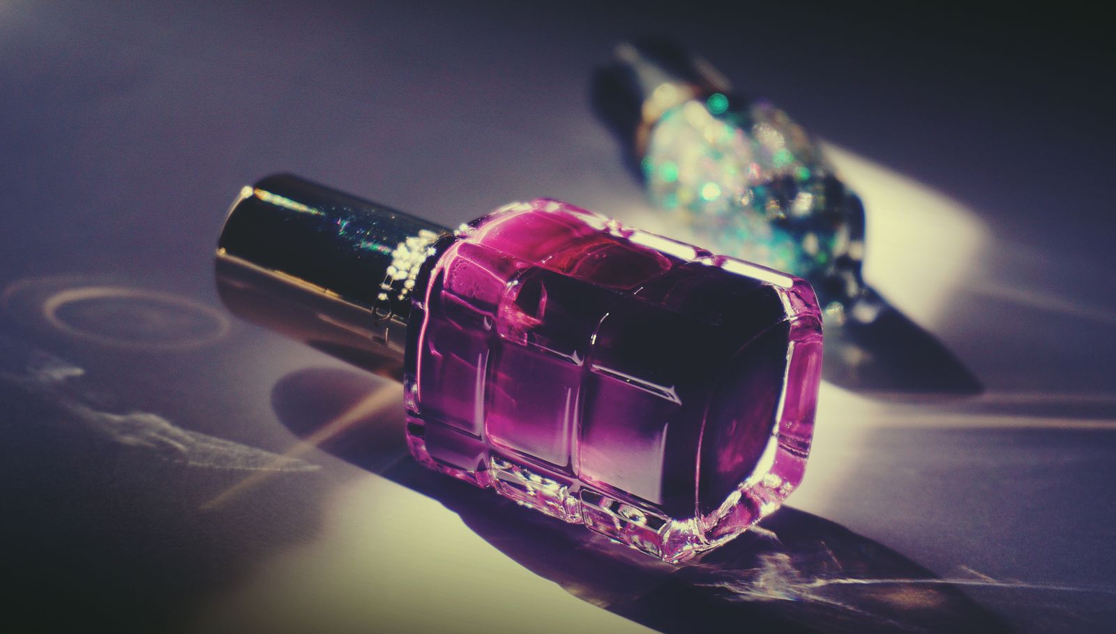 Flacon de vernis à ongles aux couleurs vives en gros plan
