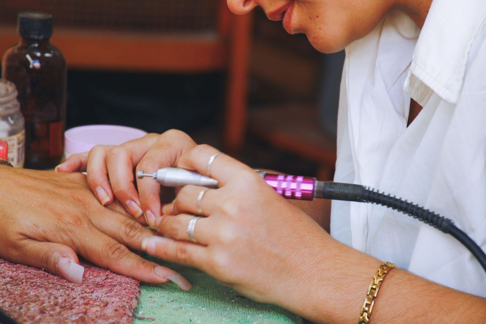 Limage leger de l ongle apres le pinchage