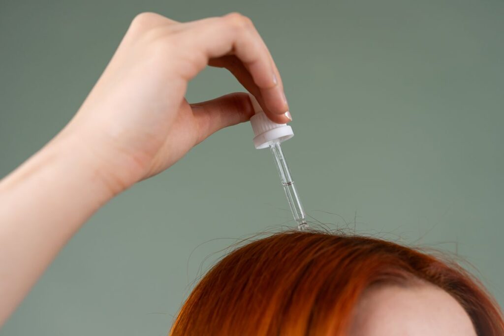 Sérum capillaire Vitalis appliqué à la pipette