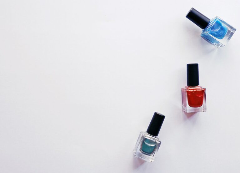 Flacons de vernis qui change de couleur alignés sur fond blanc