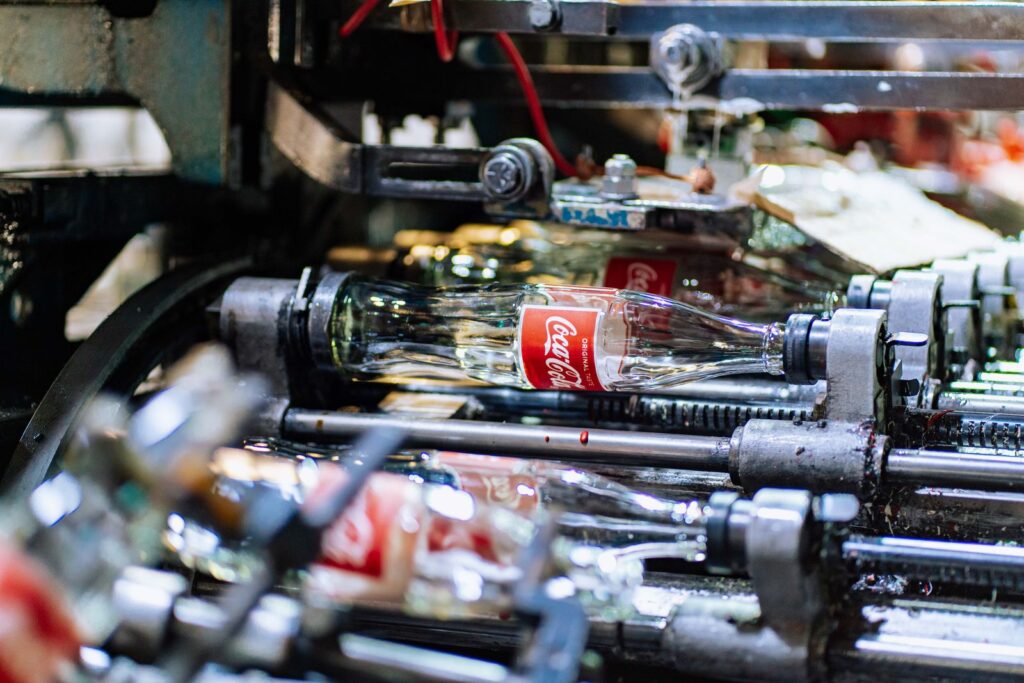 Chaine de production de flacons en verre en usine cosmetique