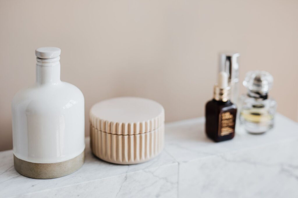 Etagere de salle de bain minimaliste avec quelques soins