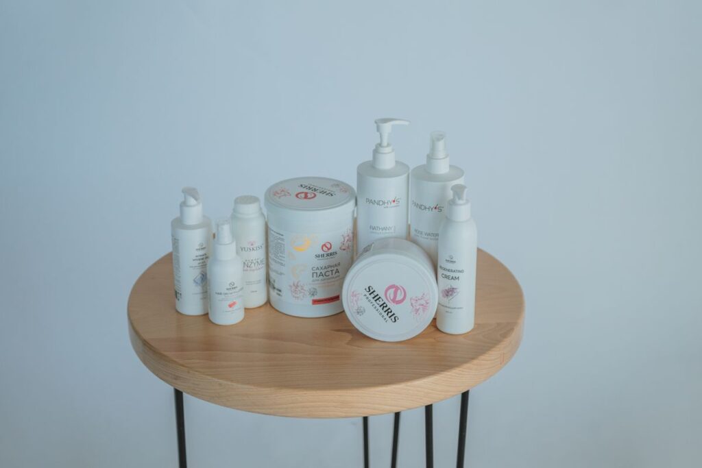 Gamme de produits esthétiques professionnels sur une table
