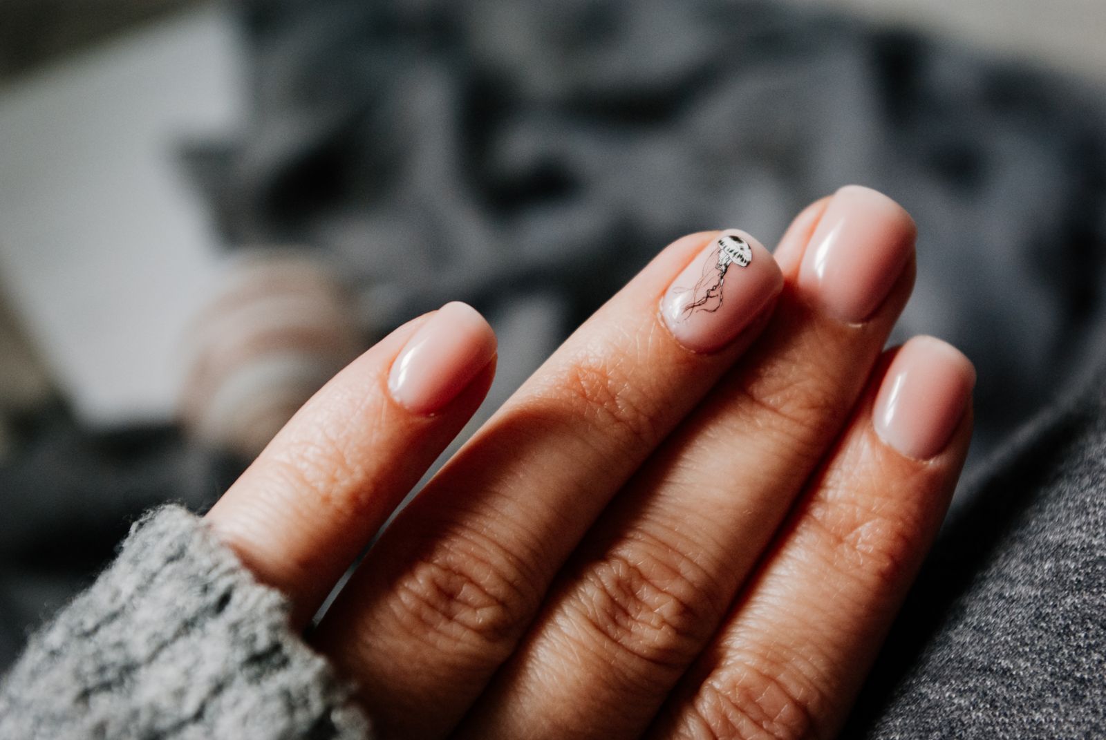 Manucure en gel a la forme fuselee obtenue au pinchage
