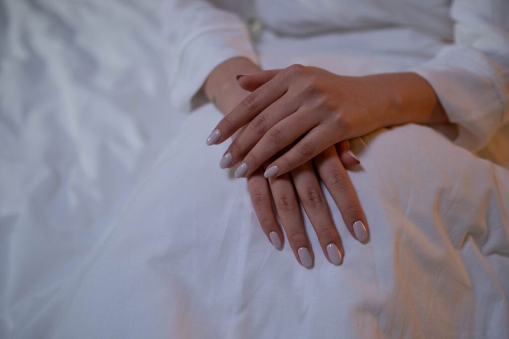 Mains aux ongles naturels soignés