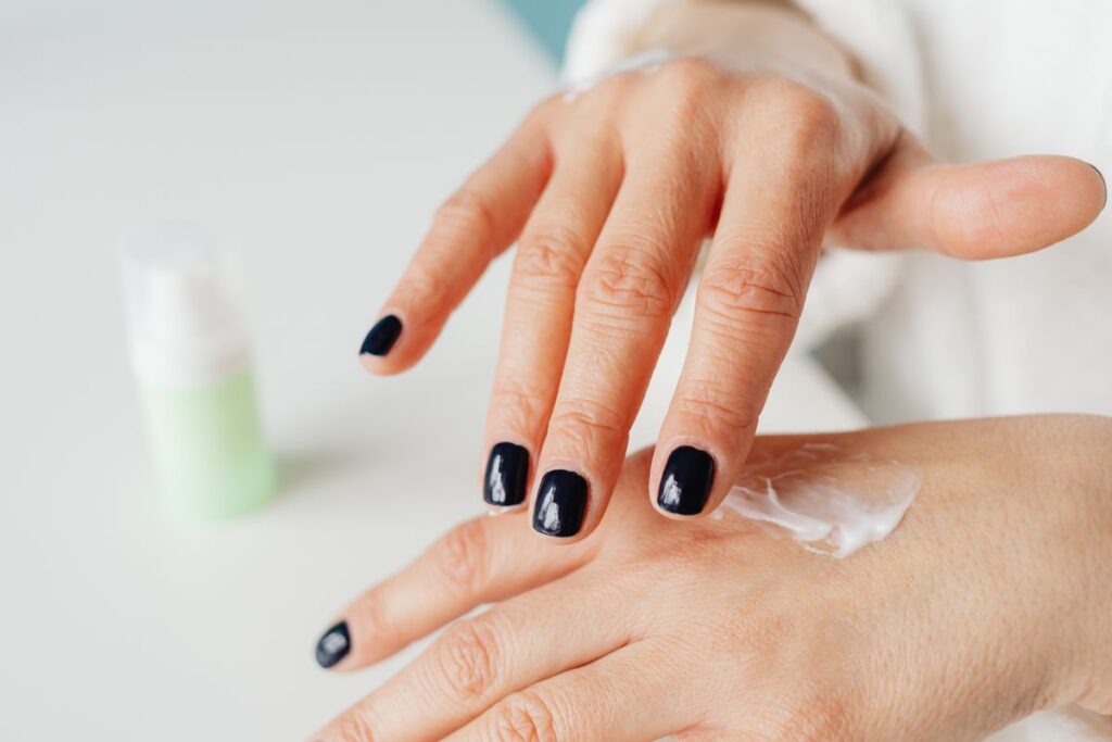 Application de crème hydratante riche sur les mains sèches