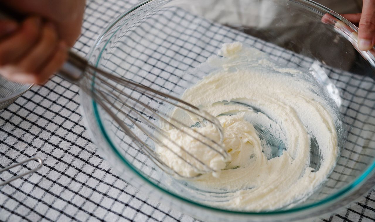 Émulsionner une crème anti-rides maison au fouet dans un bol en verre