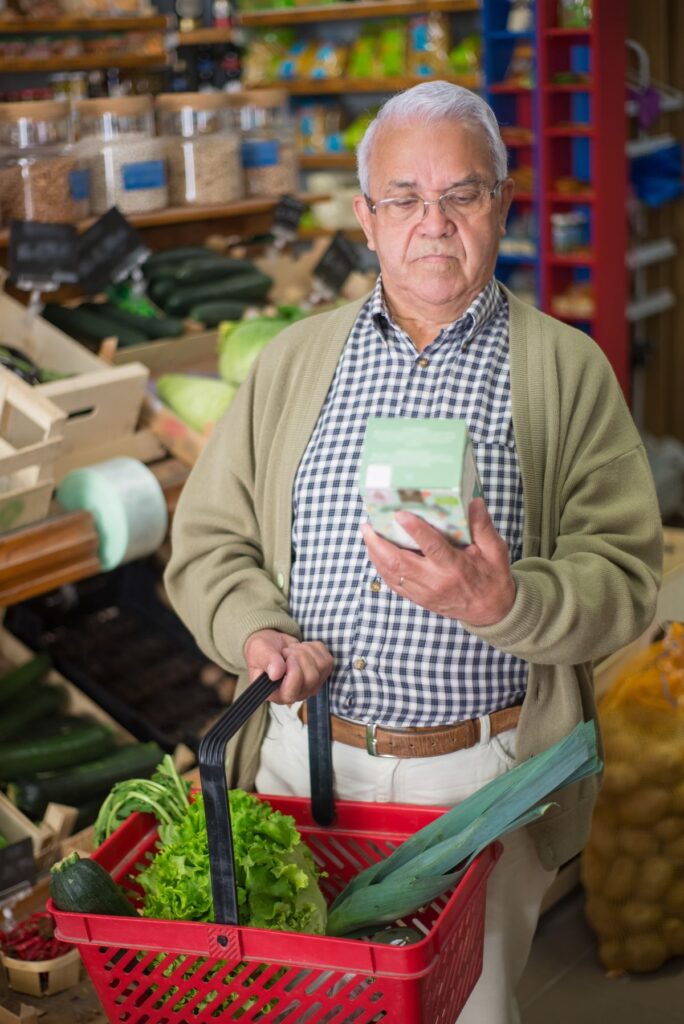 Lire l'étiquette d'un gâteau au supermarché