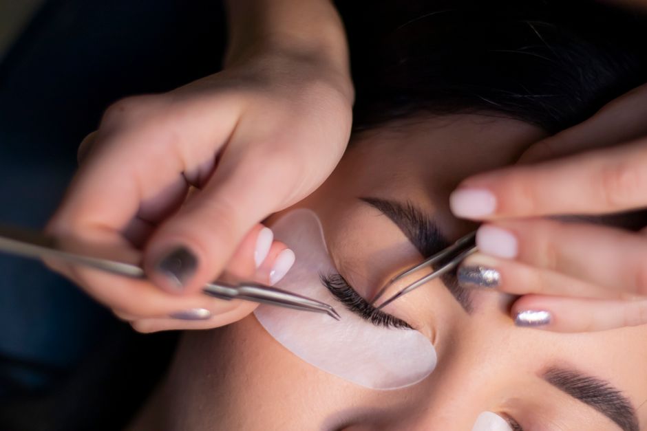 Pose d’extensions de cils en institut