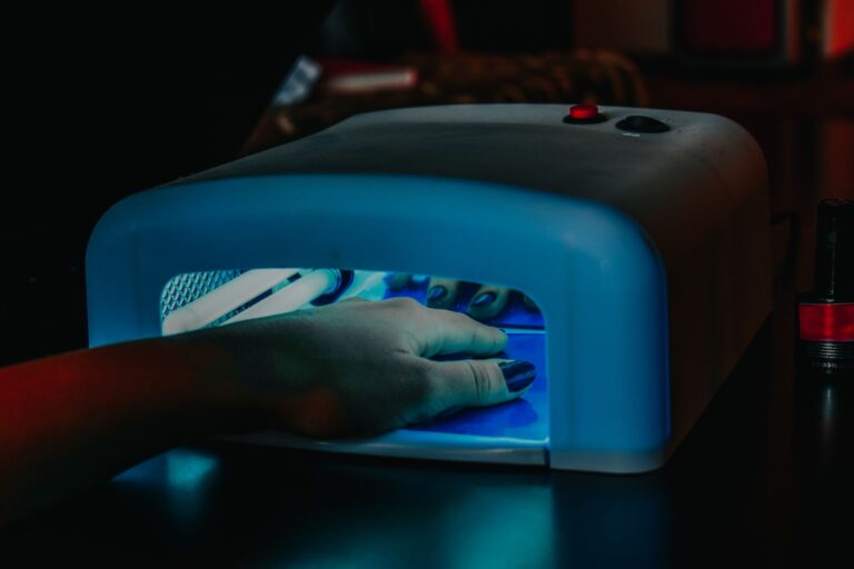 Ongles en gel sous une lampe LED avant le pinchage