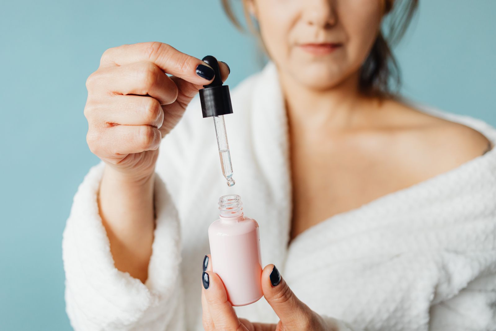 Sérum Typology appliqué à la pipette, avis dermatologue sur les actifs